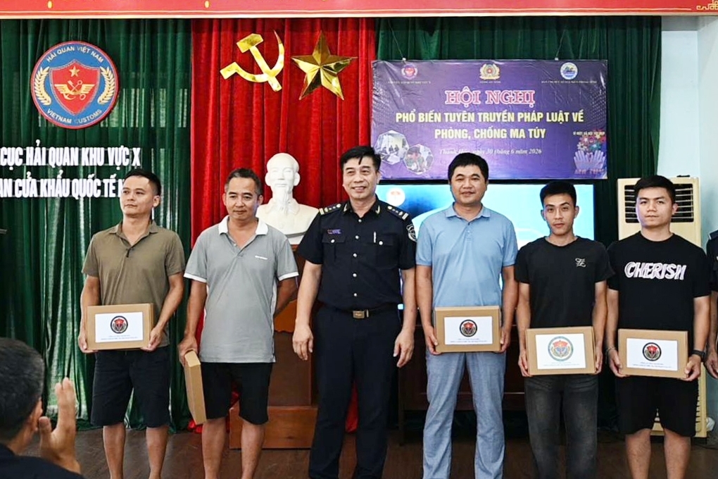 Hải quan khu vực X tuyên truyền pháp luật về ma túy tại cửa khẩu Na Mèo