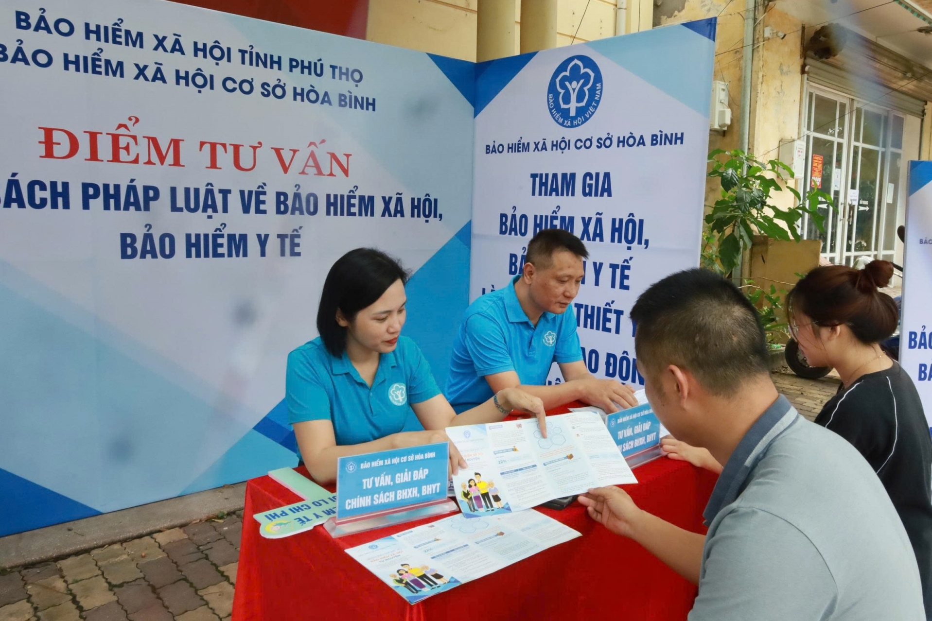 Phú Thọ trao tặng 220 sổ bảo hiểm xã hội, 501 thẻ bảo hiểm y tế nhân Ngày Bảo hiểm y tế Việt Nam