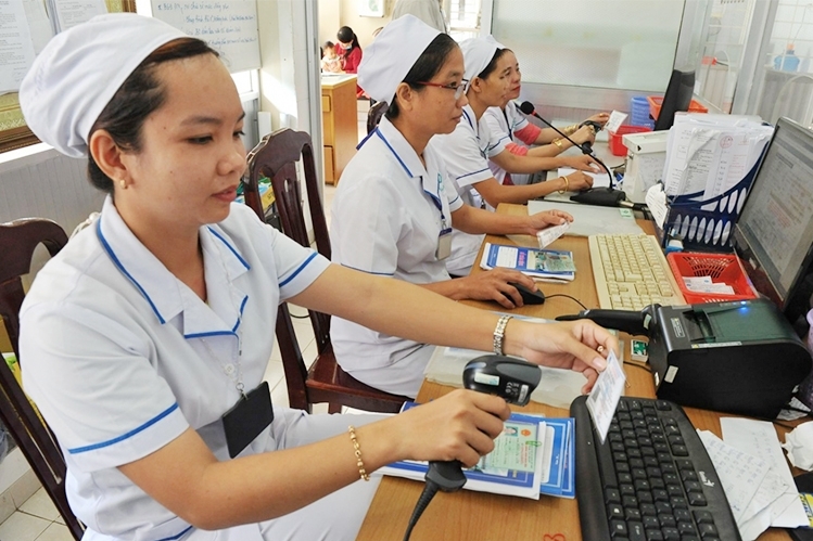 Giảm đóng bảo hiểm xã hội trong thời gian nghỉ ốm, thẻ bảo hiểm y tế có sử dụng được?