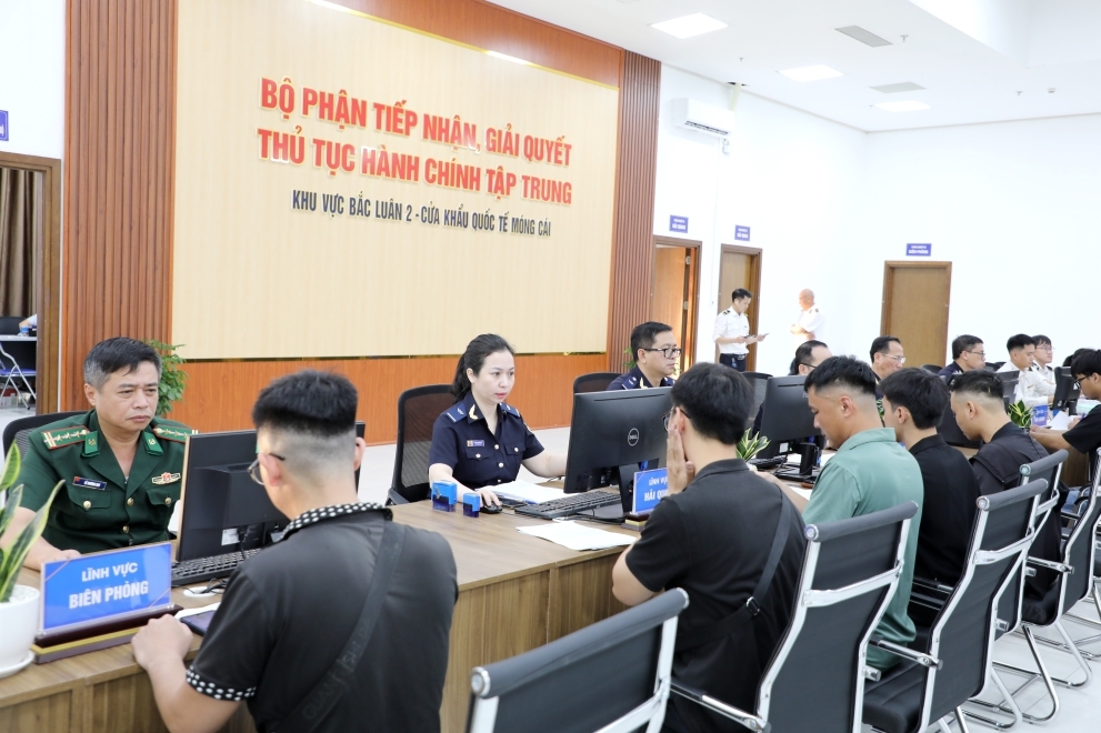 Giảm chi phí, thời gian cho doanh nghiệp khi làm thủ tục tập trung qua cầu Bắc Luân II