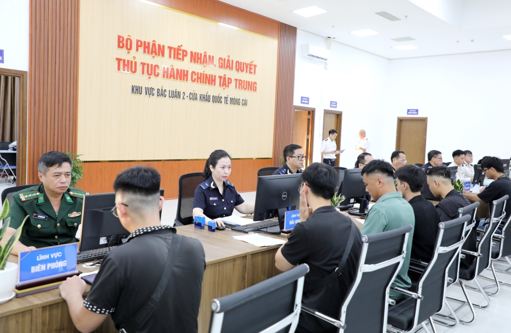 Giảm chi phí, thời gian cho doanh nghiệp khi làm thủ tục tập trung qua cầu Bắc Luân II