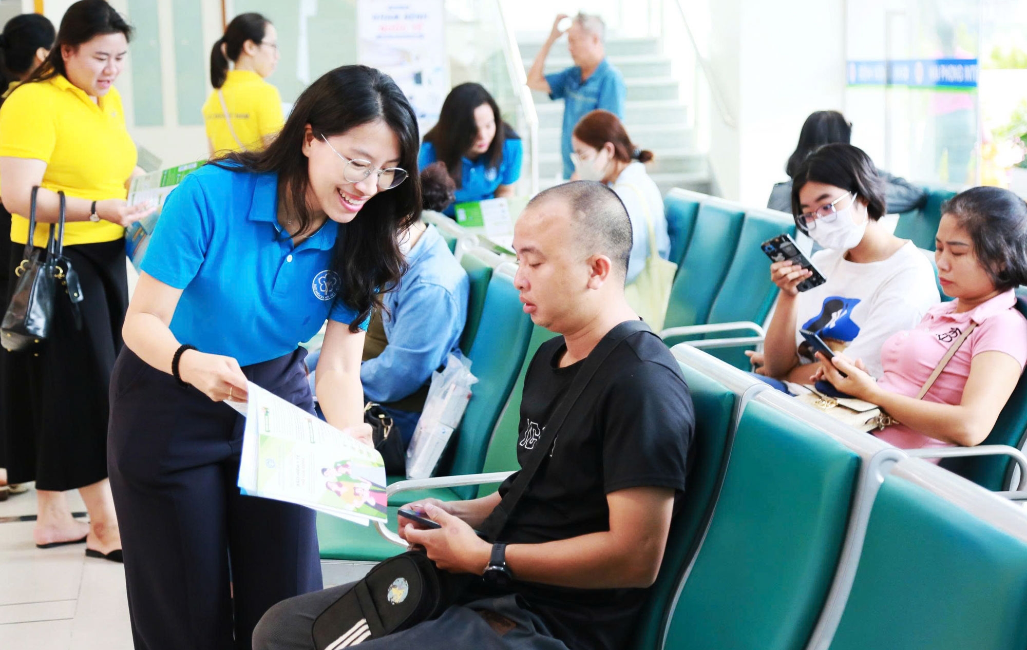 Phát động, ra quân và tổ chức đợt thi đua cao điểm phát triển người tham gia bảo hiểm y tế