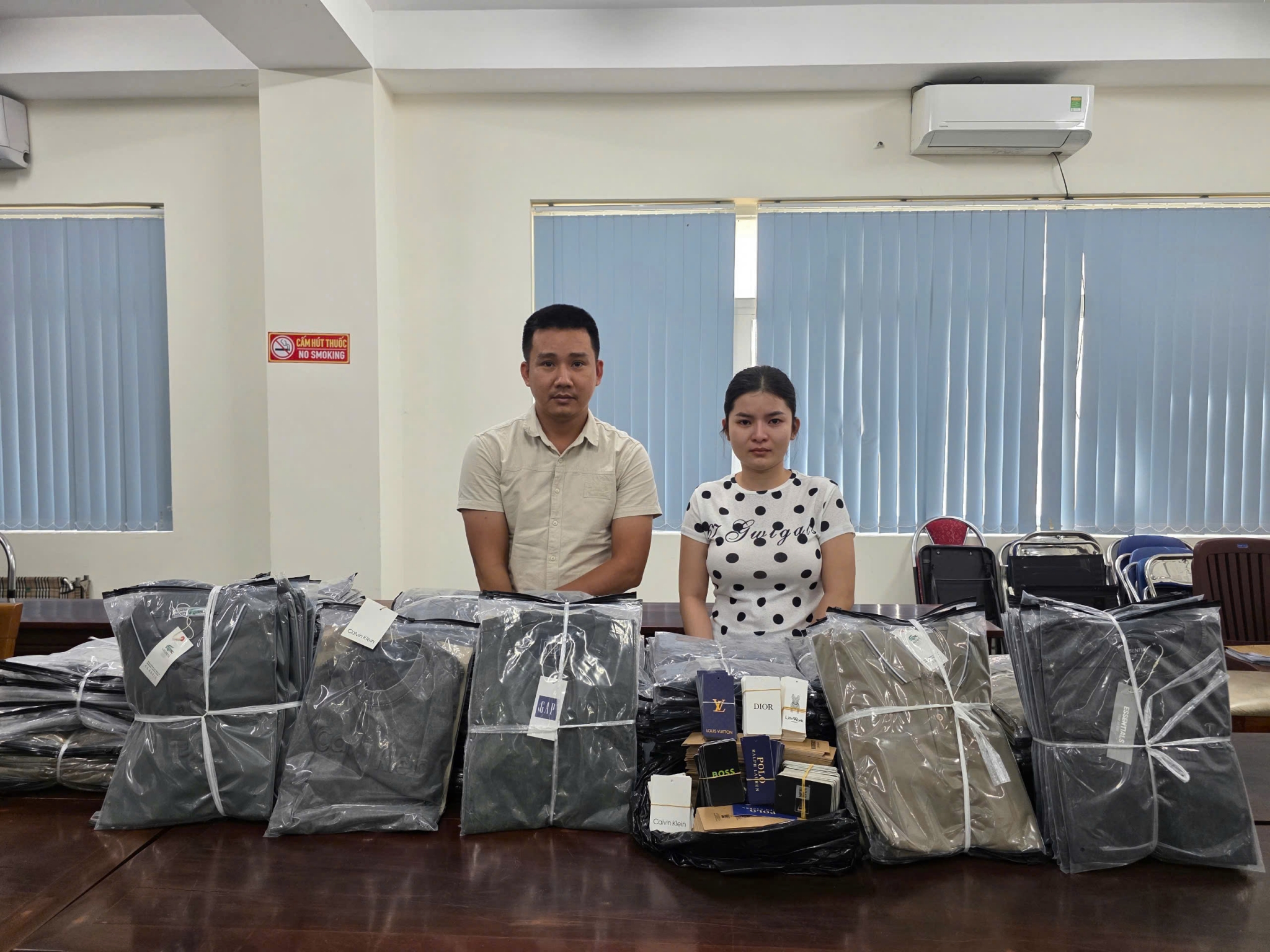 Bắt cặp vợ chồng tổ chức đường dây sản xuất áo thun giả 11 thương hiệu nổi tiếng