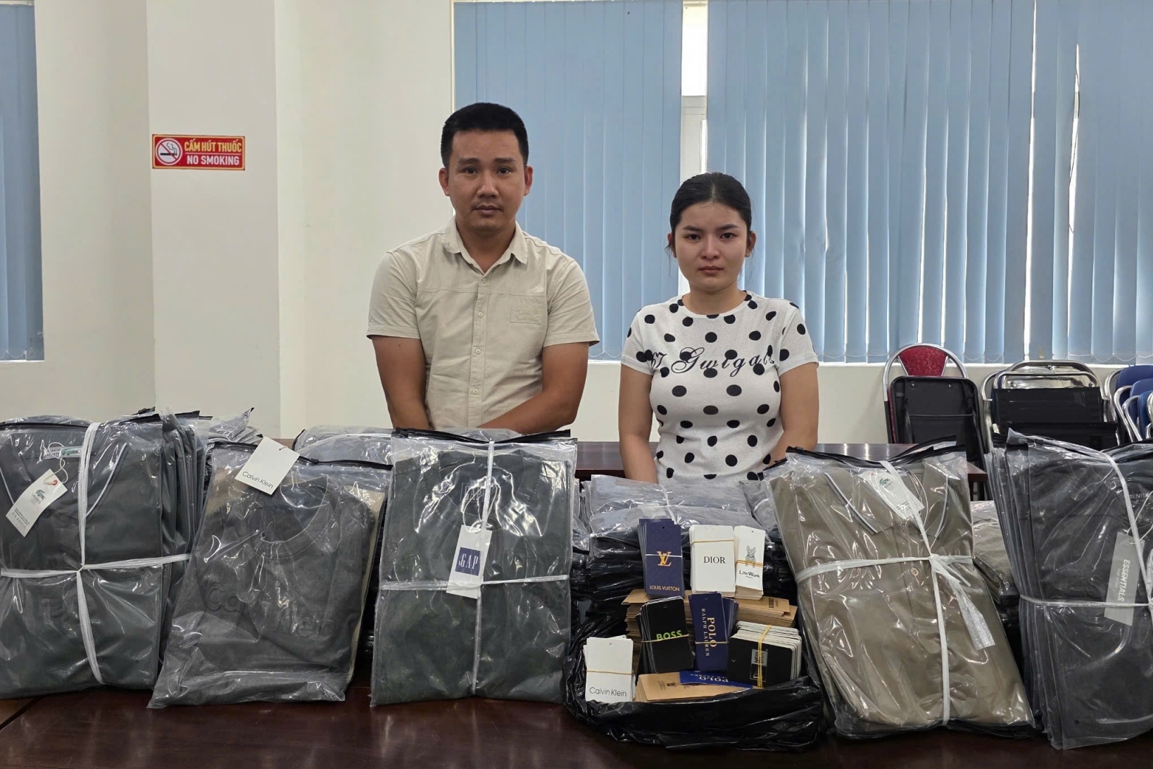 Bắt cặp vợ chồng tổ chức đường dây sản xuất áo thun giả 11 thương hiệu nổi tiếng