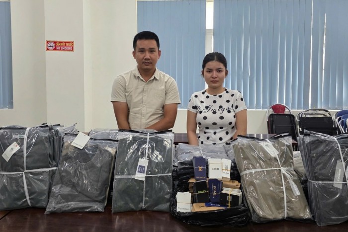 Bắt cặp vợ chồng tổ chức đường dây sản xuất áo thun giả 11 thương hiệu nổi tiếng