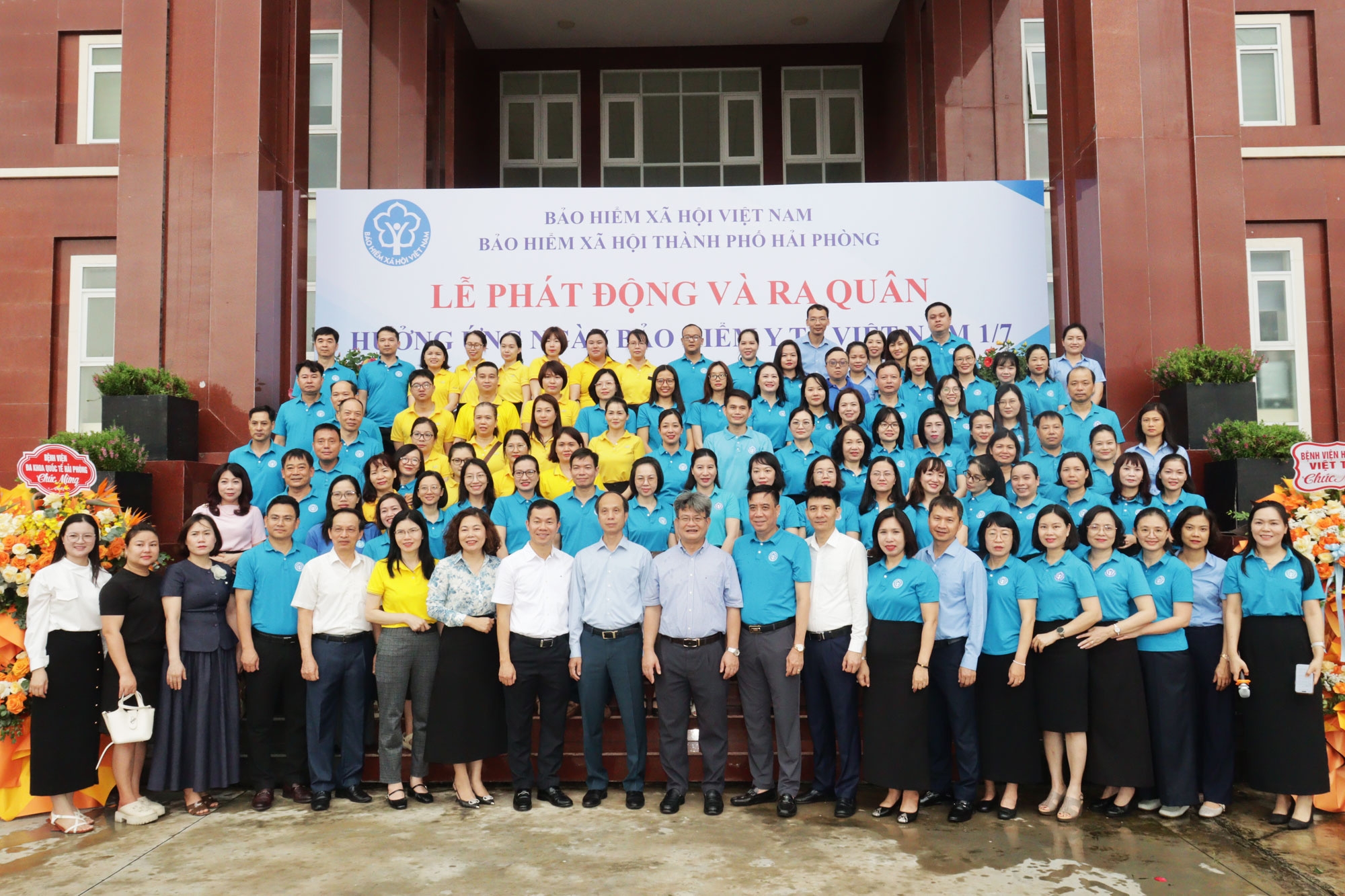 Phát động, ra quân và tổ chức đợt thi đua cao điểm phát triển người tham gia bảo hiểm y tế
