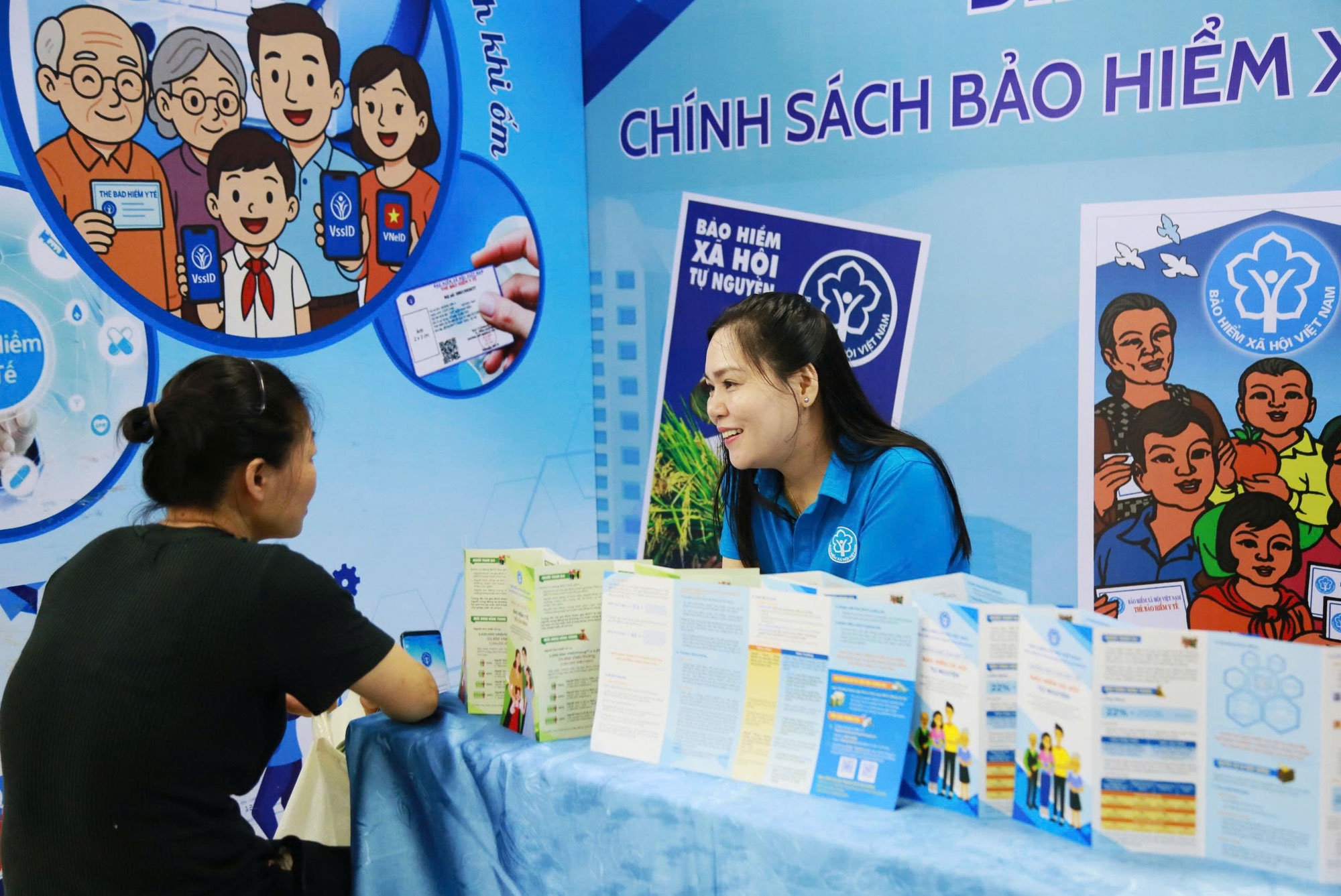 Phát động, ra quân và tổ chức đợt thi đua cao điểm phát triển người tham gia bảo hiểm y tế
