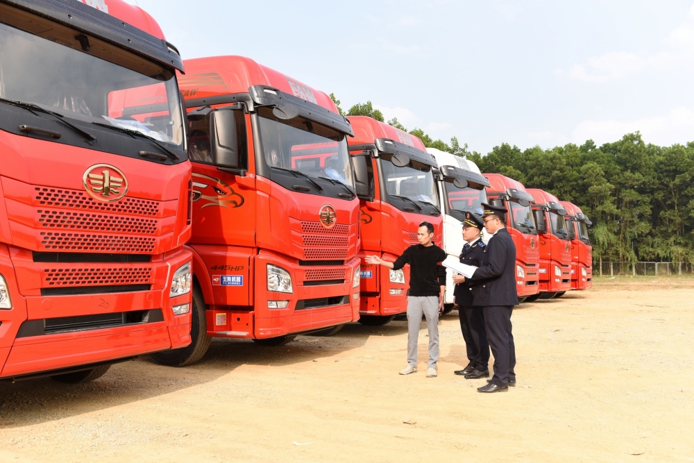 Công chức Hải quan khu vực XVI kiểm tra mặt hàng ô tô nhập khẩu. 