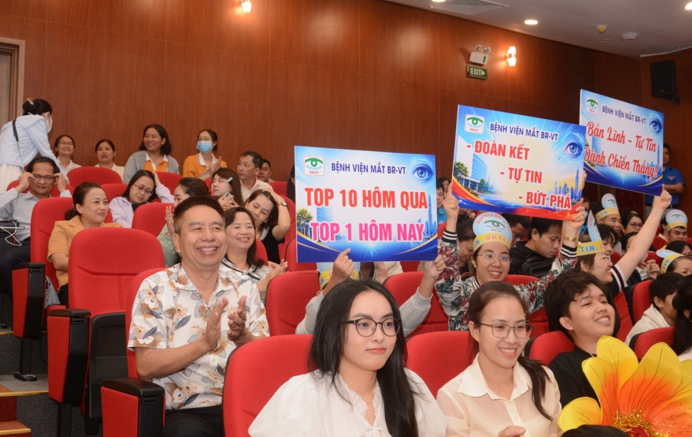 Thầy thuốc hiện đại không chỉ giỏi chuyên môn mà cần phải vững bảo hiểm y tế