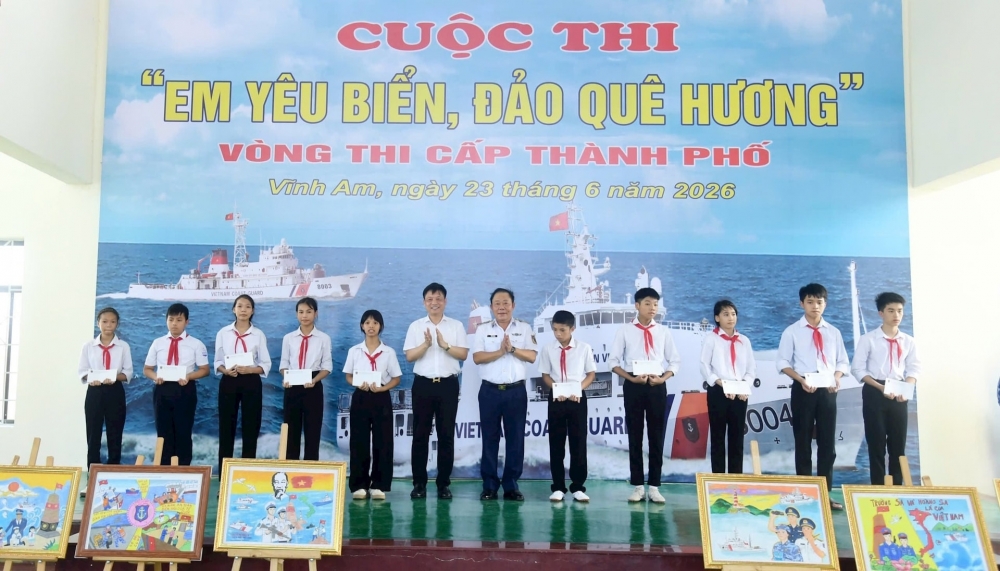 Thiếu tướng Trần Văn Hậu, Chính ủy Bộ Tư lệnh Vùng Cảnh sát biển 1 và lãnh đạo Ban Tuyên giáo và Dân vận Thành ủy Hải Phòng trao quà cho các em học sinh vượt khó vươn lên trong học tập. Thiếu tướng Trần Văn Hậu, Chính ủy Bộ Tư lệnh Vùng Cảnh sát biển 1 và lãnh đạo Ban Tuyên giáo và Dân vận Thành ủy Hải Phòng trao quà cho các em học sinh vượt khó vươn lên trong học tập.