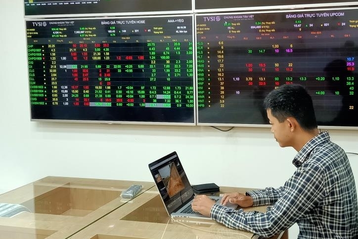 Áp lực bán lan rộng, VN-Index mất mốc 1.850 điểm