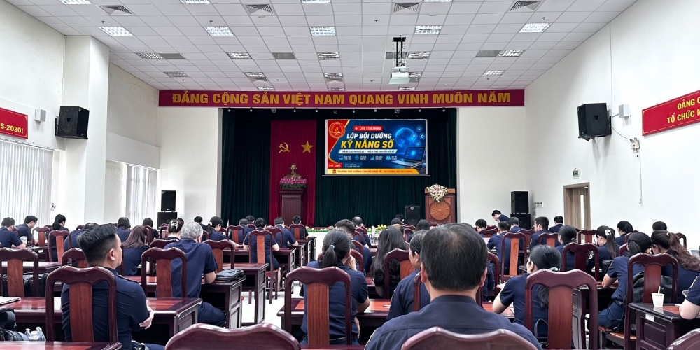 Công chức hải quan tham gia Lớp bồi dưỡng kỹ năng số trực tuyến. Ảnh: CTV