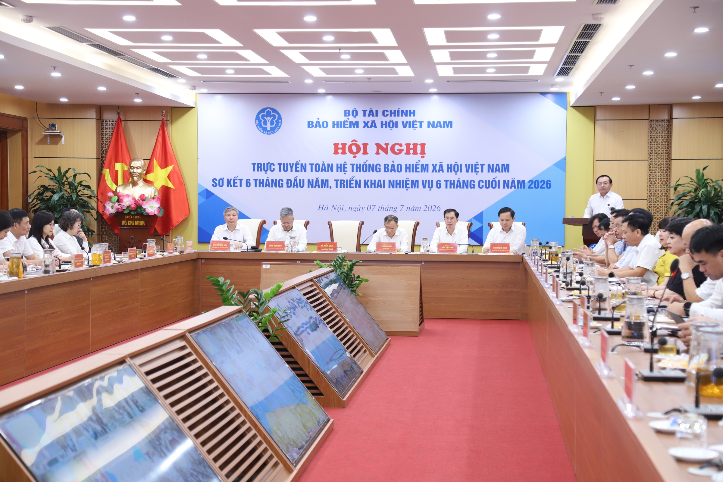 Tăng trưởng kinh tế gắn với bảo đảm chính sách xã hội