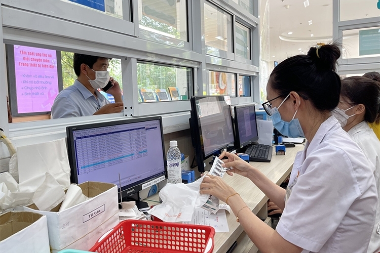 Điều trị ngoại trú, cần giấy tờ gì để làm hồ sơ hưởng trợ cấp ốm đau?