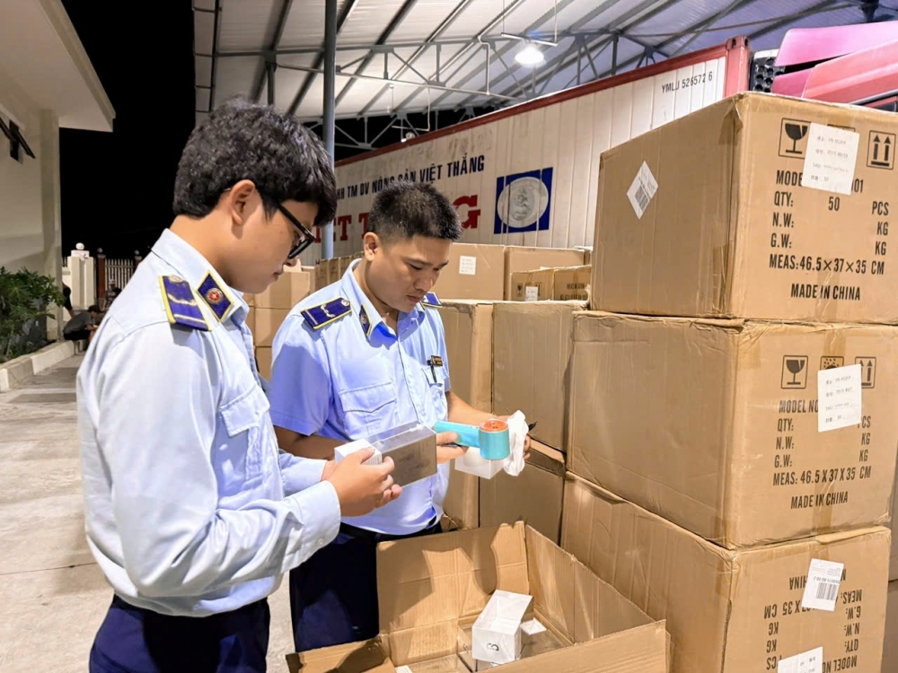 Siết chặt chống buôn lậu, hàng giả, bảo vệ thị trường, tạo động lực cho tăng trưởng Siết chặt chống buôn lậu, hàng giả, bảo vệ thị trường, tạo động lực cho tăng trưởng