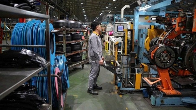 Công nhân làm việc tại doanh nghiệp trong KCN Phước Đông. Nguồn nhân lực ổn định là yếu tố quan trọng đối với hiệu quả sản xuất. Công nhân làm việc tại doanh nghiệp trong KCN Phước Đông. Nguồn nhân lực ổn định là yếu tố quan trọng đối với hiệu quả sản xuất.