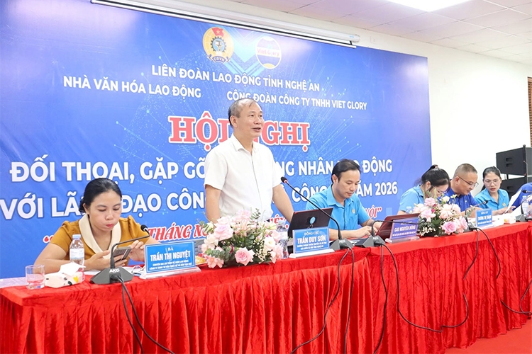 Ông Trần Duy Sơn - Trưởng phòng Tuyên truyền và Hỗ trợ người tham gia (BHXH tỉnh Nghệ An) chia sẻ tại buổi đối thoại.