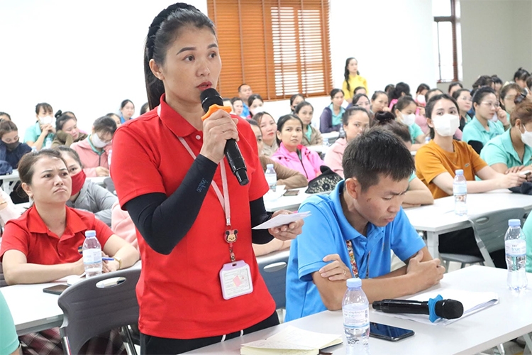 Đại diện người lao động Công ty TNHH Viet Glory nêu câu hỏi với cơ quan BHXH.