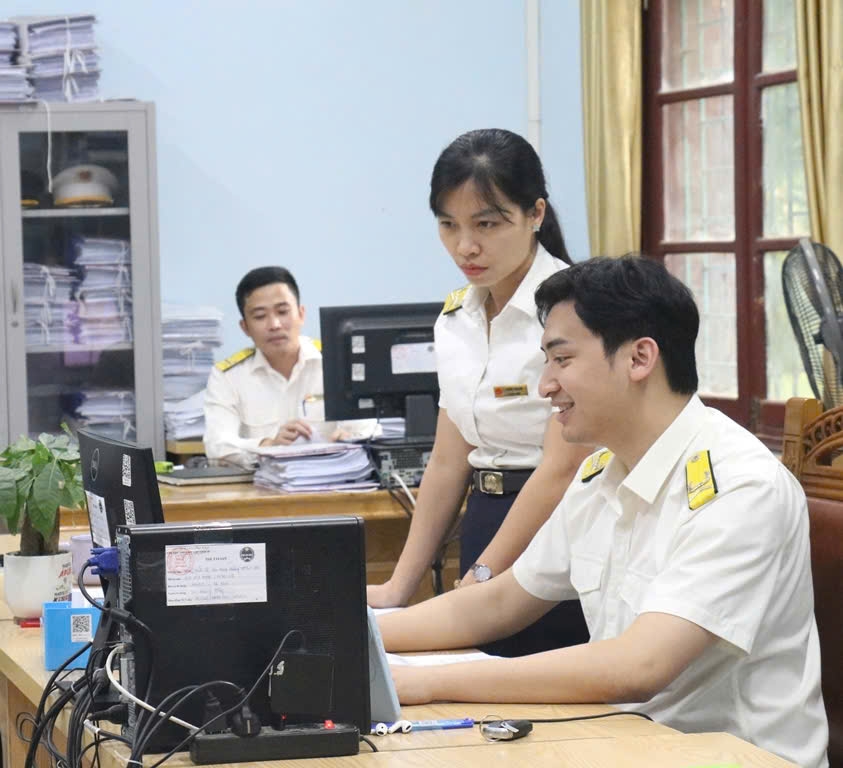 Công chức Thuế cơ sở 11 tỉnh Phú Thọ rà soát người nộp thuế ngừng hoạt động nhưng chưa hoàn thành thủ tục chấm dứt hiệu lực mã số thuế và người nộp thuế không hoạt động tại địa chỉ đã đăng ký để đưa vào Chiến dịch làm sạch mã số thuế.