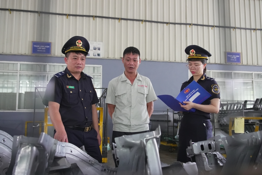 Công chức hải quan hướng dẫn thủ tục cho doanh nghiệp.