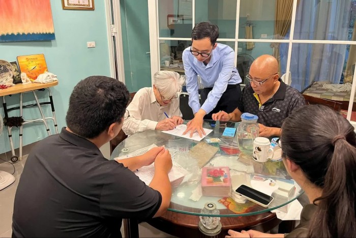 Hà Nội hỗ trợ người cao tuổi, người yếu thế làm thủ tục nhận lương hưu ngay tại nhà