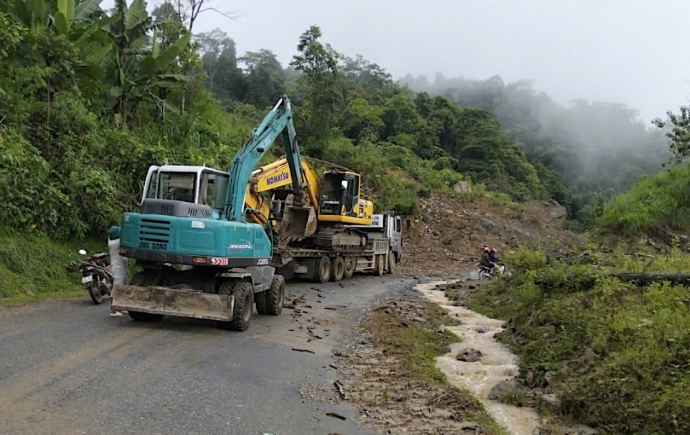 Mưa lớn do hoàn lưu bão số 1 gây nhiều điểm sạt lở trên Quốc lộ 6 Mưa lớn do hoàn lưu bão số 1 gây nhiều điểm sạt lở trên Quốc lộ 6