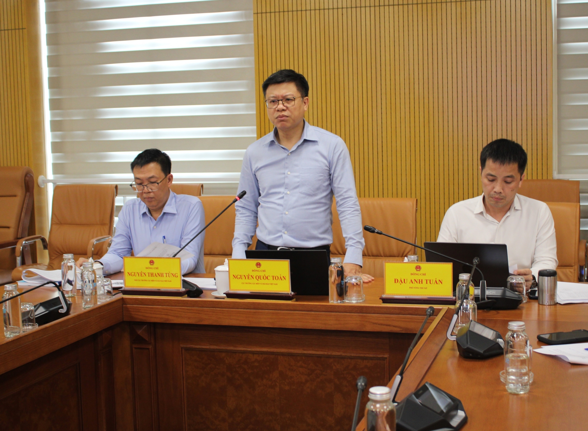 Hoàn thiện thể chế, khơi thông nguồn lực phát triển kinh tế biển Hoàn thiện thể chế, khơi thông nguồn lực phát triển kinh tế biển