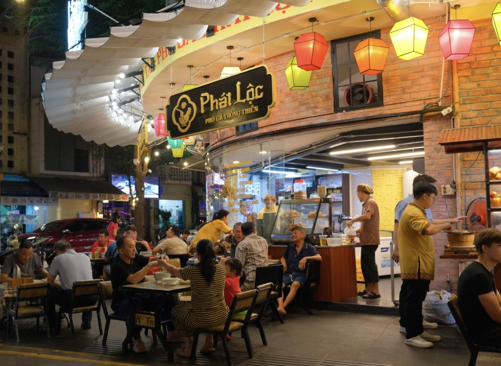 Du khách thưởng thức ẩm thực đêm Kinh tế đêm trở thành động lực tăng trưởng mới của du lịch TP. Hồ Chí Minh