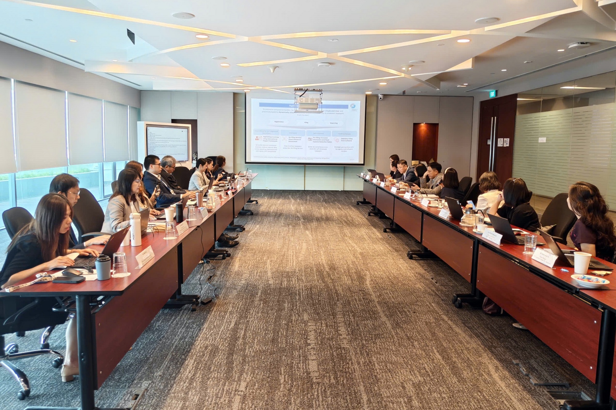 Trong quá trình trao đổi, hai bên tập trung chia sẻ với Cơ quan Thuế Singapore (IRAS) về cơ chế quản trị dự án của IRAS