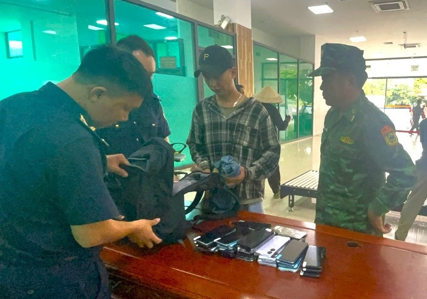 Phía sau những cuộc chiến chống buôn lậu thầm lặng ở Lào Cai
