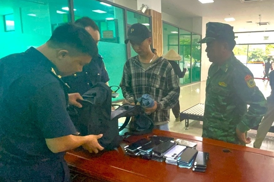 Phía sau những cuộc chiến chống buôn lậu thầm lặng ở Lào Cai
