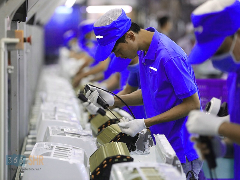Việc sử dụng hóa đơn của doanh nghiệp chế xuất khi gia công cho doanh nghiệp nội địa được thực hiện theo quy định của pháp luật về hóa đơn, hải quan và thuế.