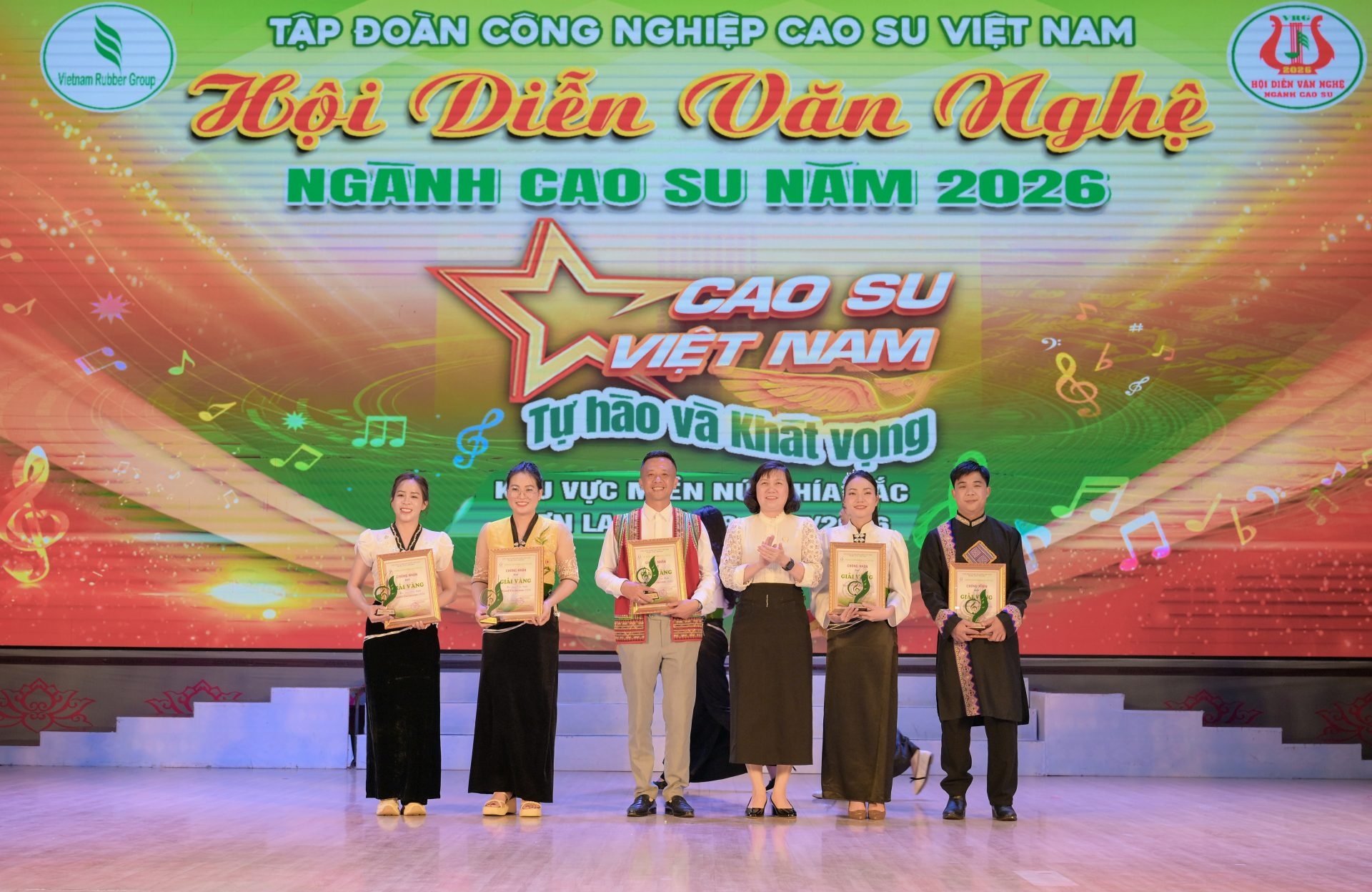 Ban tổ chức trao huy chương vàng cho các tiết mục Ban tổ chức trao huy chương vàng cho các tiết mục