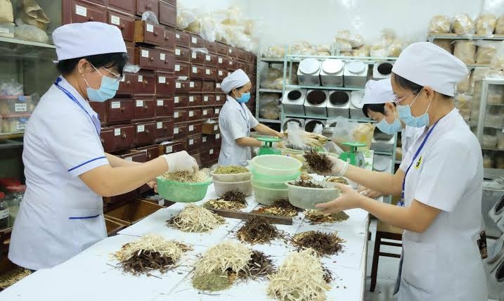 Rà soát, hoàn thiện hệ thống pháp luật liên quan đến khám chữa bệnh, thuốc cổ truyền, dược liệu, bảo hiểm y tế