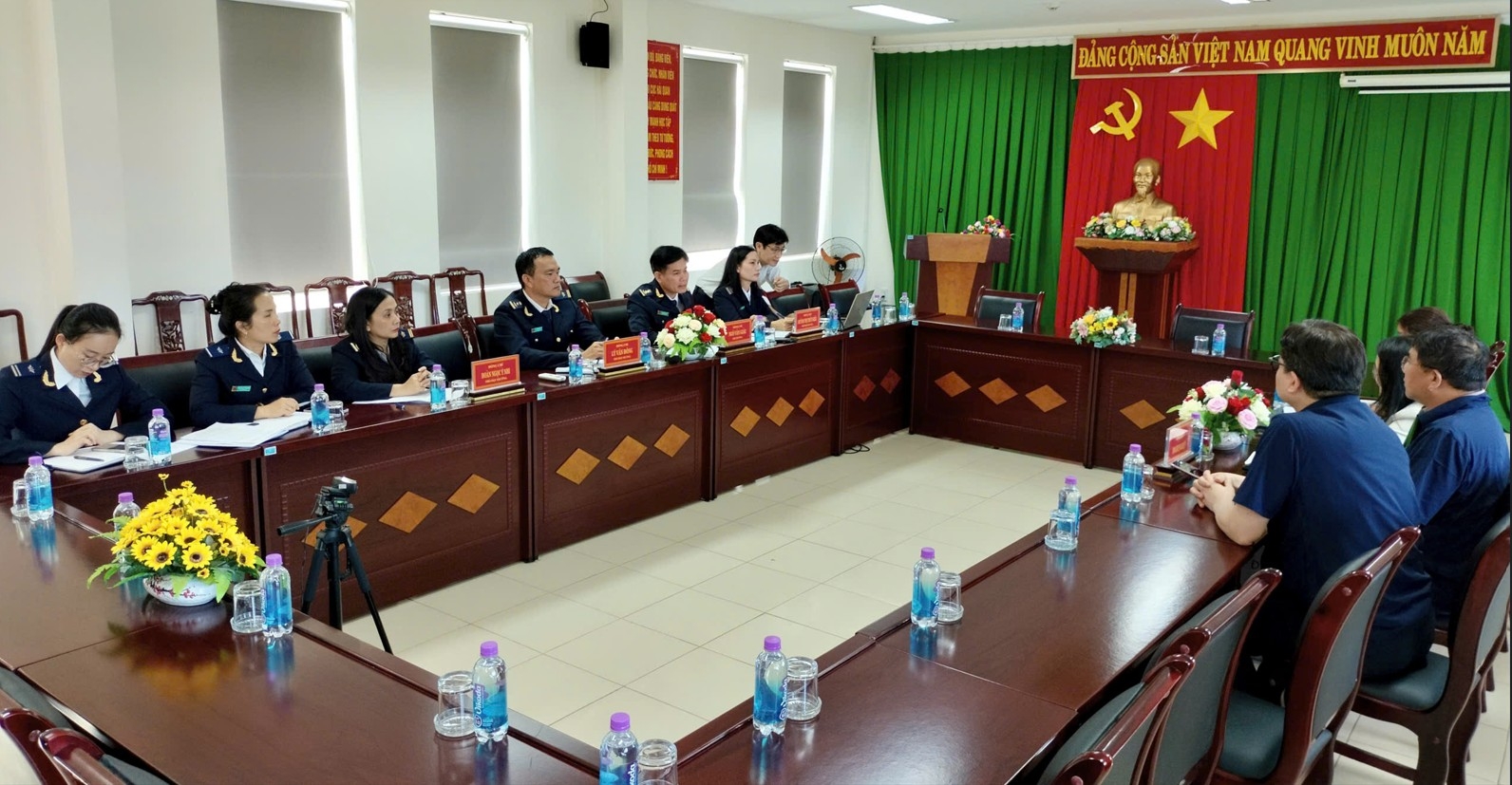 Hải quan khu vực XII tăng cường đối thoại, đồng hành cùng doanh nghiệp. 