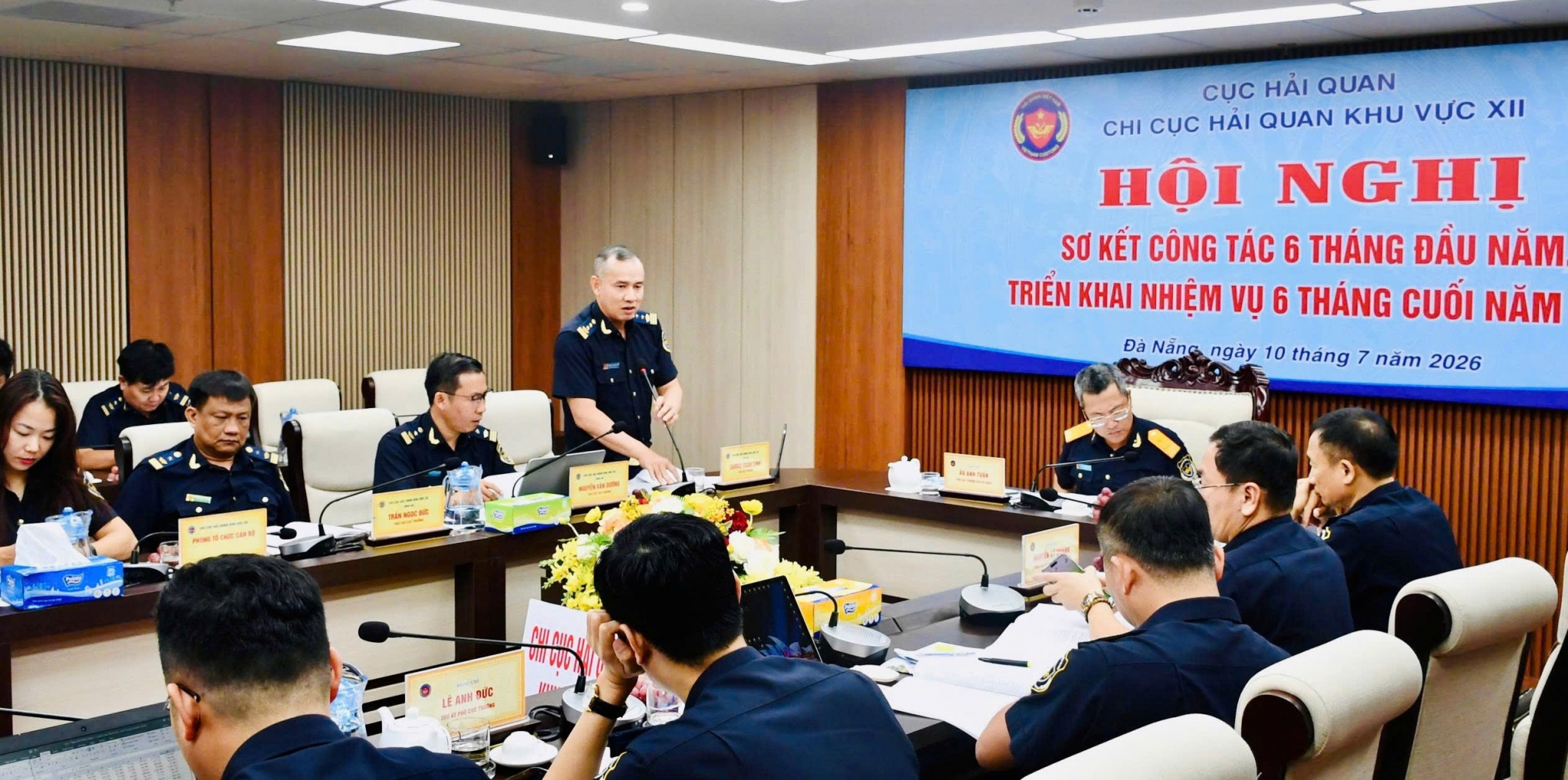 ông Dương Xuân Sinh, Chi cục trưởng Chi cục Hải quan khu vực XII 