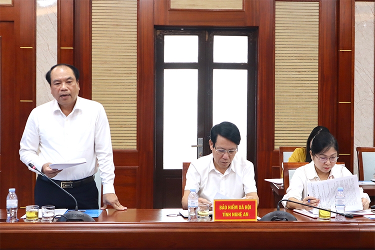 Ông Hoàng Văn Minh - Giám đốc BHXH tỉnh Nghệ An báo cáo tại hội nghị.