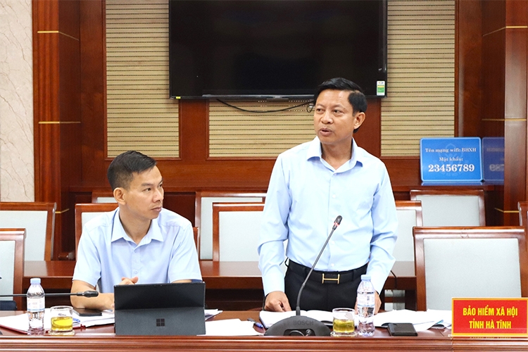 Ông Nguyễn Văn Đồng - Giám đốc BHXH tỉnh Hà Tĩnh báo cáo tại hội nghị.