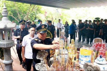 Cục Hải quan tặng quà gia đình chính sách tại xã Thanh Thủy (Tuyên Quang)