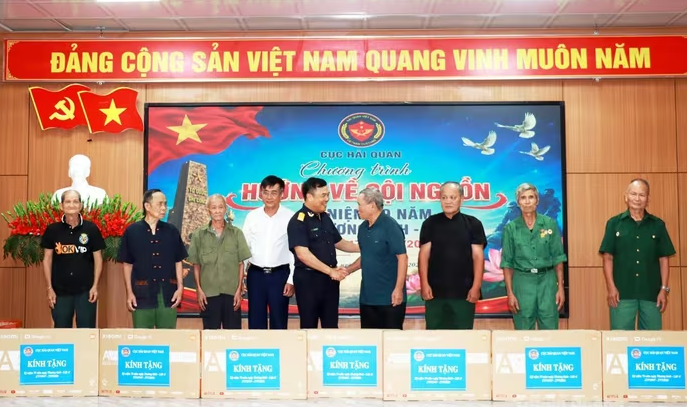 Nguyễn Văn Thọ, Cục trưởng Cục Hải quan Việt Nam tặng quà gia đình chính sách tại xã Thanh Thủy.