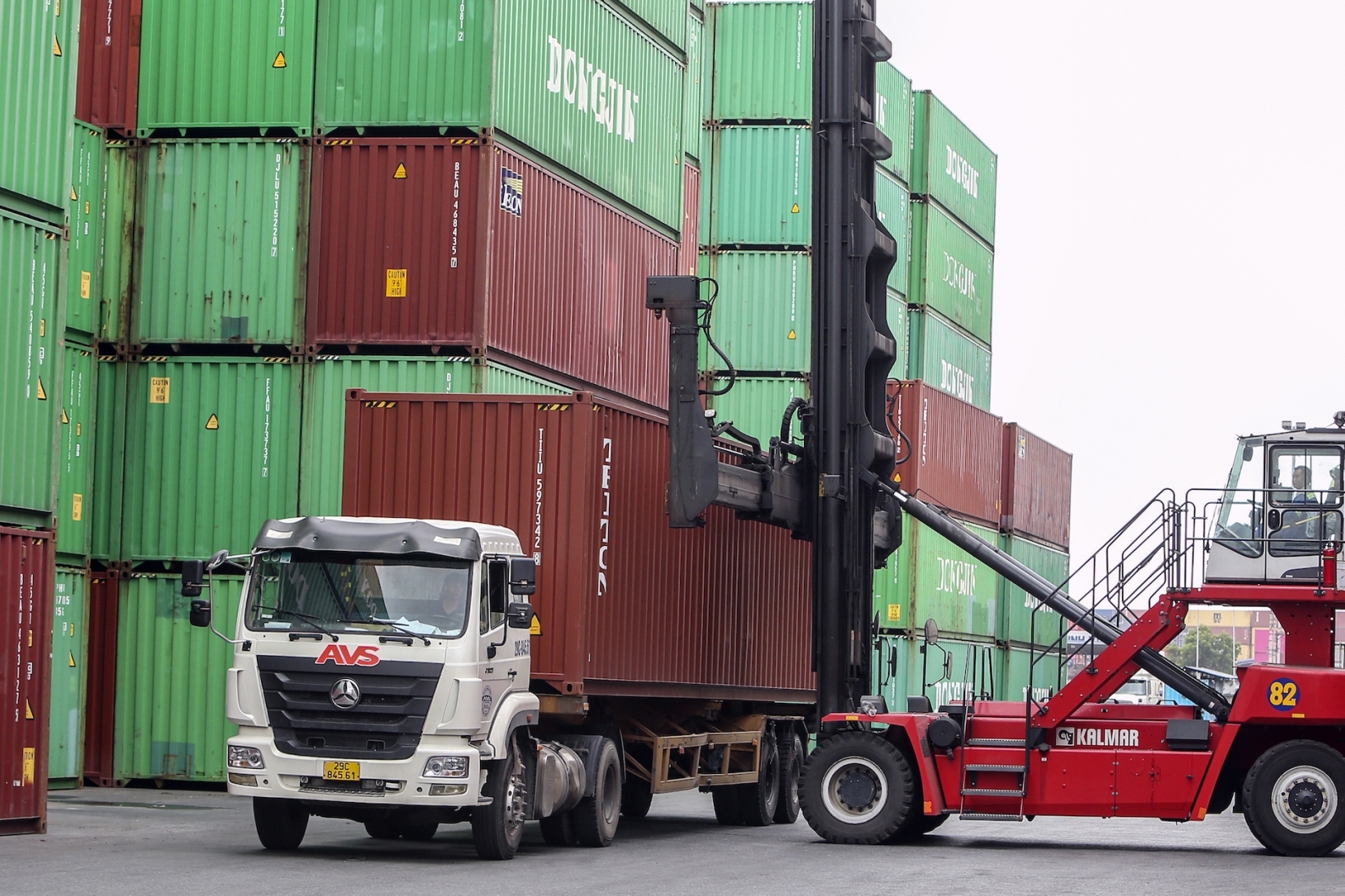 Nhập khẩu tăng phản ánh xu hướng mở rộng đầu tư và năng lực sản xuất của doanh nghiệp