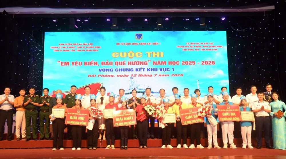 Ban Tổ chức cuộc thi và đại biểu chụp ảnh với các đội thi.