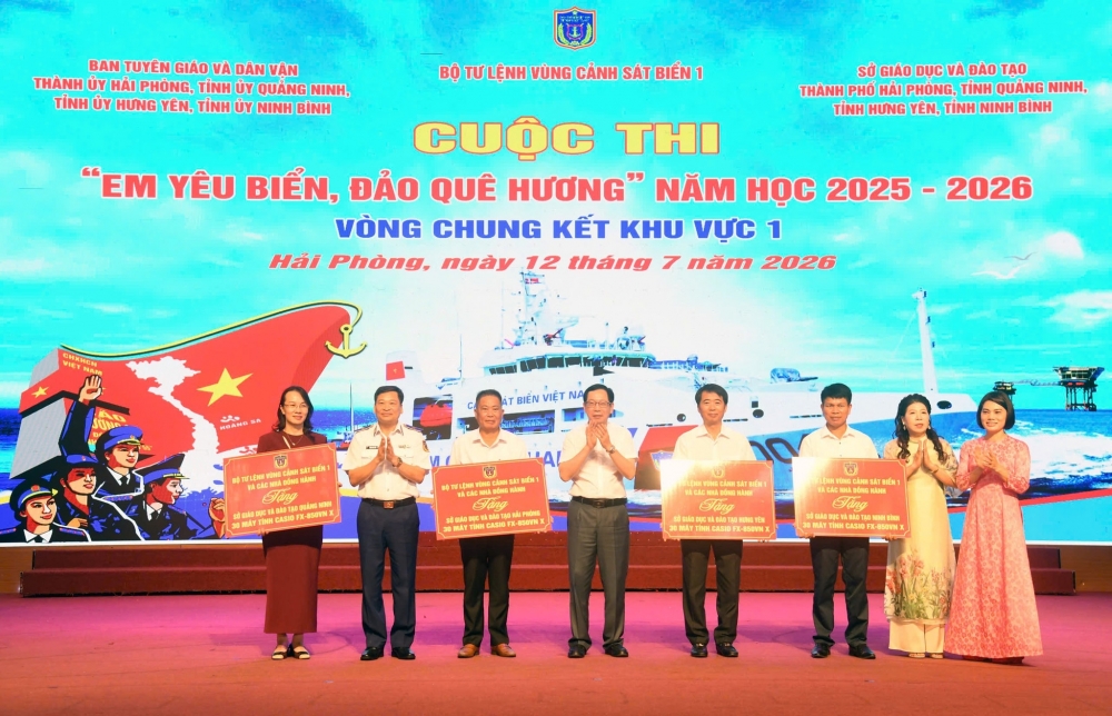 Thiếu tướng Trần Văn Xuân, Phó Chính ủy kiêm Chủ nhiệm Chính trị Cảnh sát biển Việt Nam và Phó Chủ tịch UBND TP Hải Phòng Vũ Tiến Phụng trao tặng máy tính cassio cho ngành Giáo dục 4 địa phương.