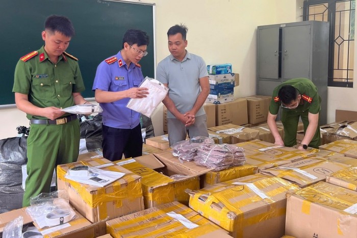 Khởi tố đối tượng sản xuất, kinh doanh hàng giả nhãn hiệu thời trang