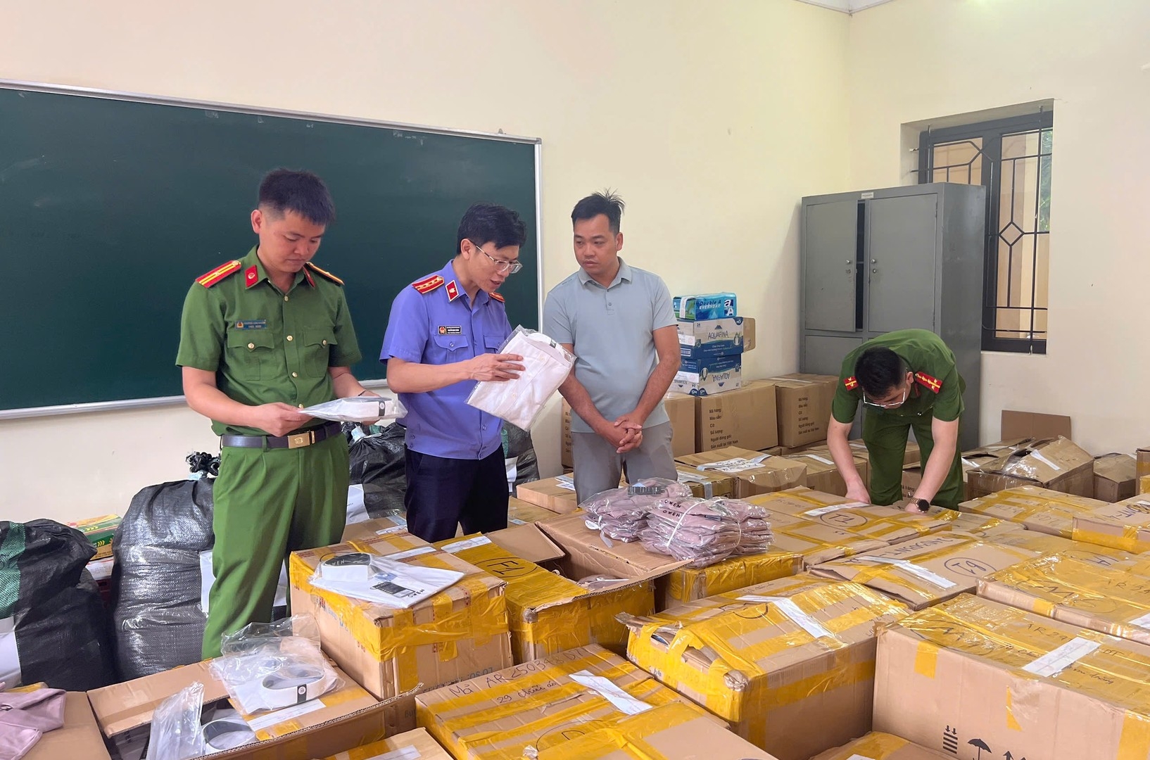 Khởi tố đối tượng sản xuất, kinh doanh hàng hoá giả mạo nhãn hiệu thời trang