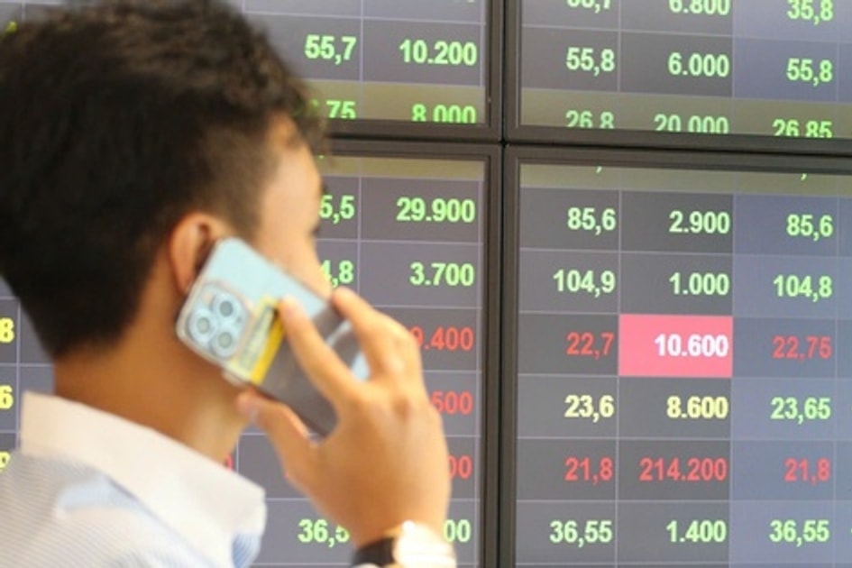 Dầu khí bứt phá, VN-Index đảo chiều tăng hơn 6 điểm