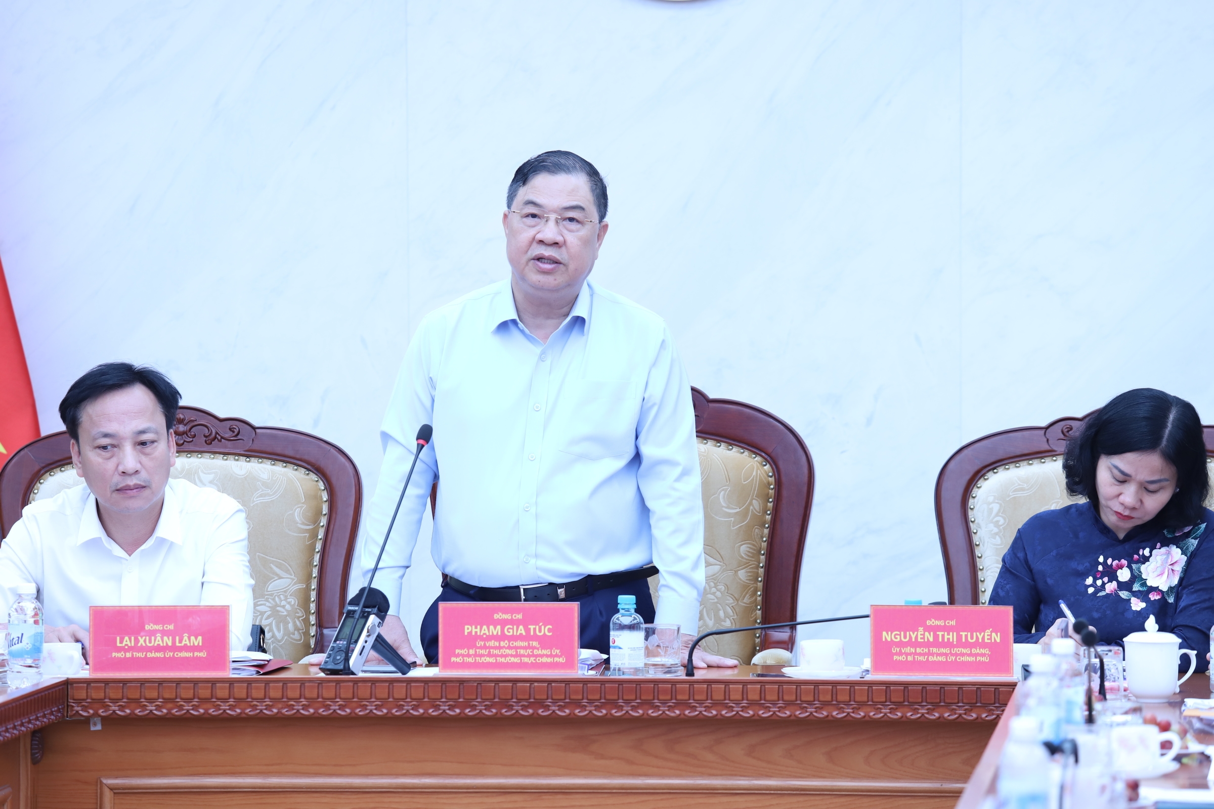 Đảng ủy Chính phủ lãnh đạo, chỉ đạo hiệu quả các giải pháp phát triển kinh tế - xã hội Đảng ủy Chính phủ lãnh đạo, chỉ đạo hiệu quả các giải pháp phát triển kinh tế - xã hội