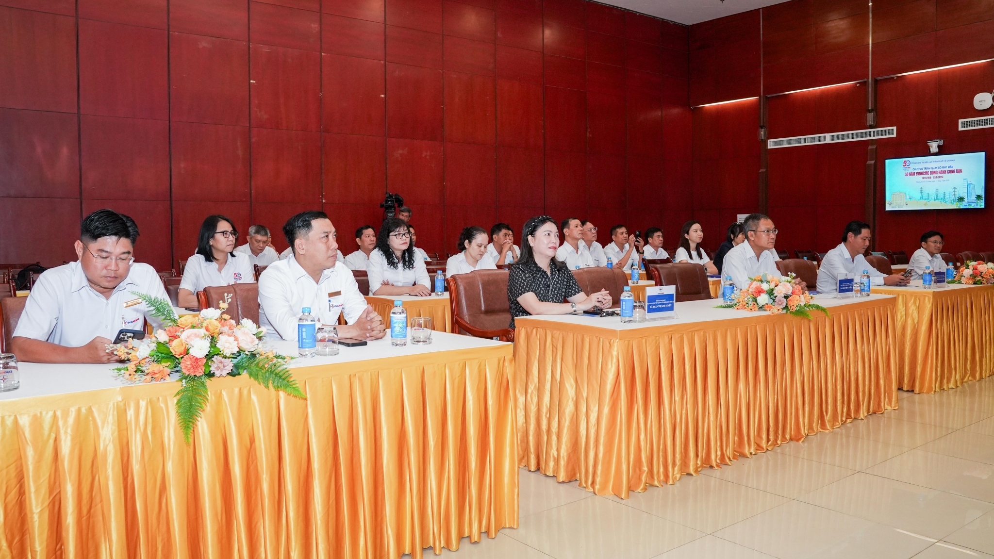 “50 năm EVNHCMC đồng hành cùng bạn”: 218 phần quà may mắn dành tặng khách hàng