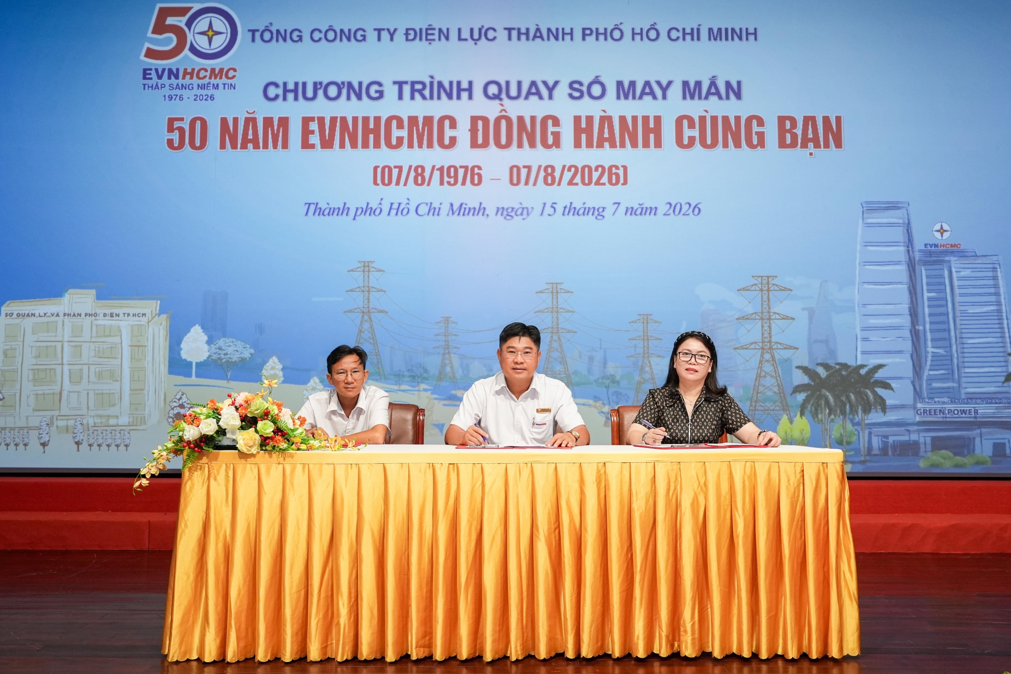 “50 năm EVNHCMC đồng hành cùng bạn”: 218 phần quà may mắn dành tặng khách hàng