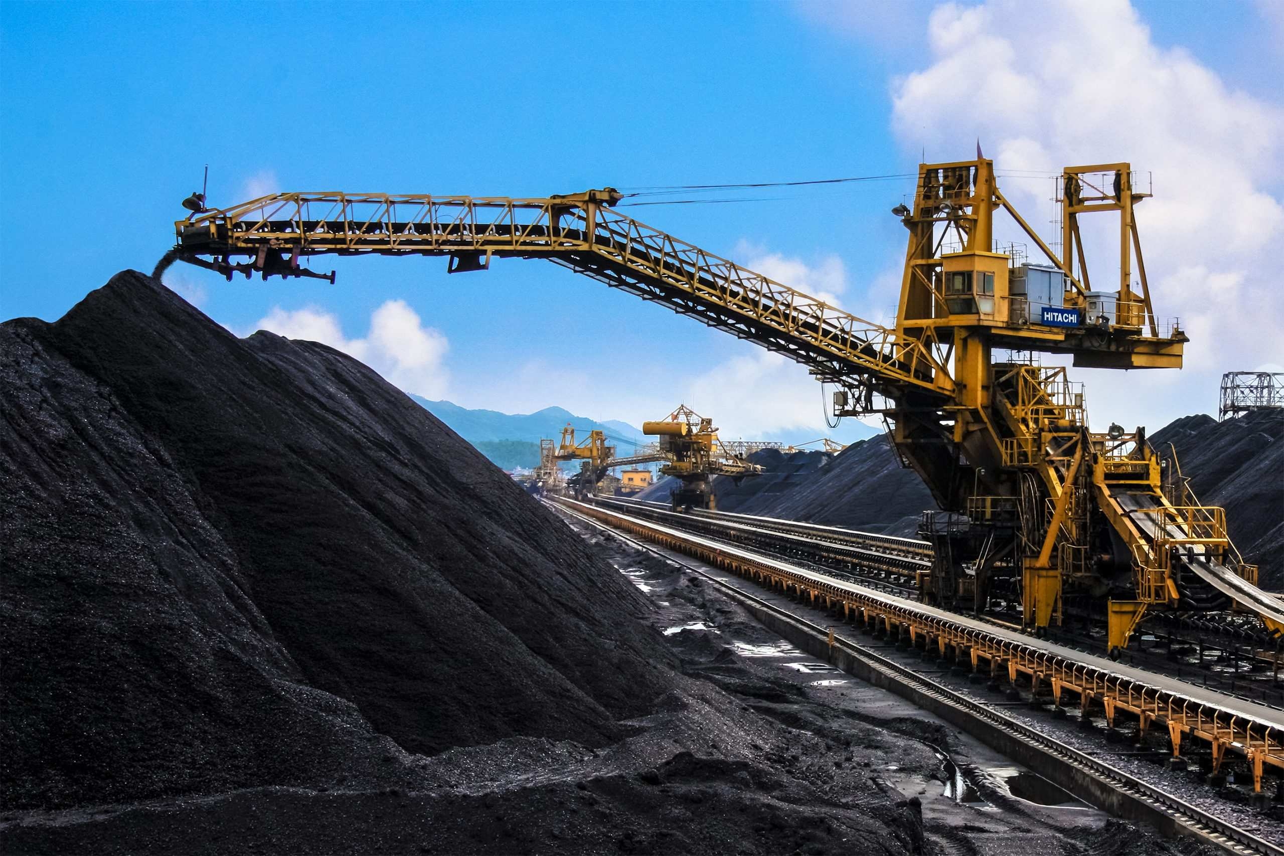 riêng thuế tài nguyên chiếm khoảng 62%. Điều này phản ánh vai trò quan trọng của sắc thuế này trong cơ cấu các khoản thu từ hoạt động khai thác khoáng sản.